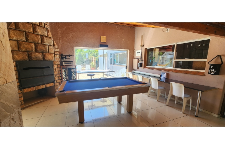 8 Bedroom Property for Sale in De La Haye Western Cape